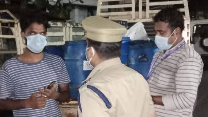 Kozhikode Corporation seizes vehicle illegally loaded with garbage Kozhikode Corporation seizes vehicle illegally loaded with garbage