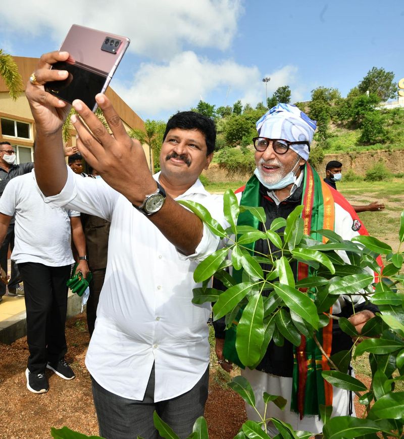 Bollywood Star Amitabh Bachchan Participated in Green India Challenge akp