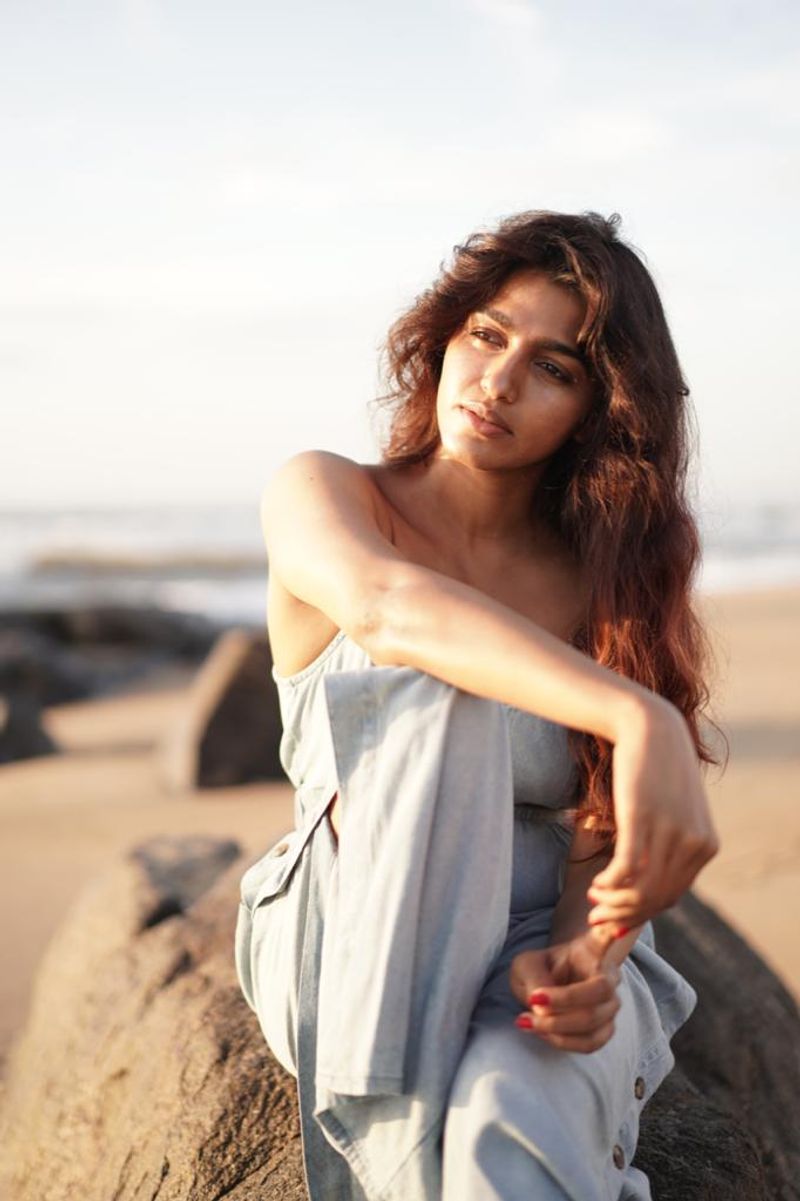 actress sai dhanshika beach time hot photos goes viral