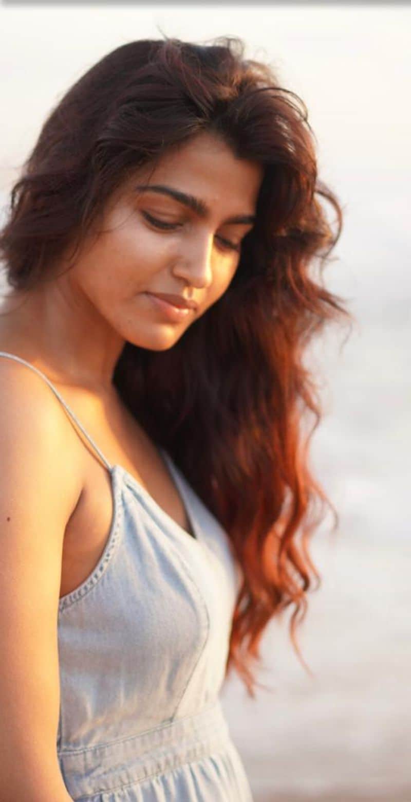 actress sai dhanshika beach time hot photos goes viral