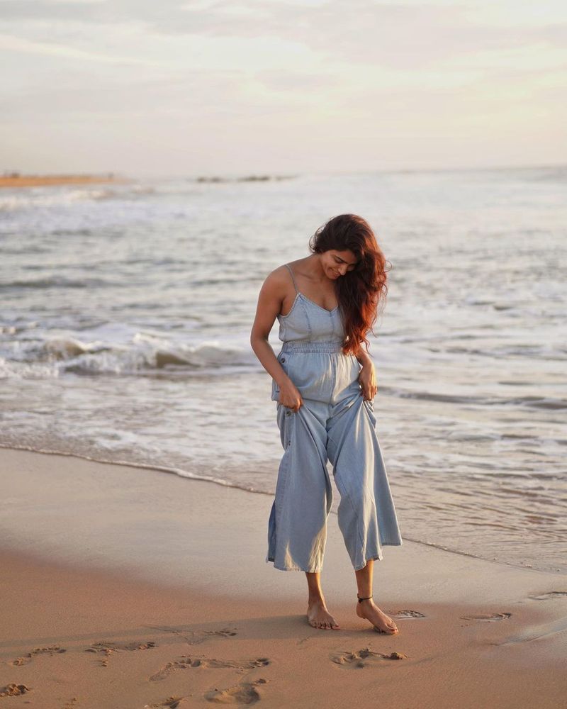 actress sai dhanshika beach time hot photos goes viral