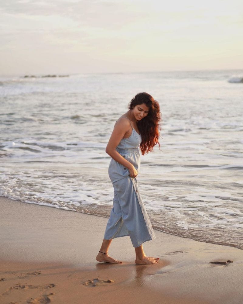 actress sai dhanshika beach time hot photos goes viral