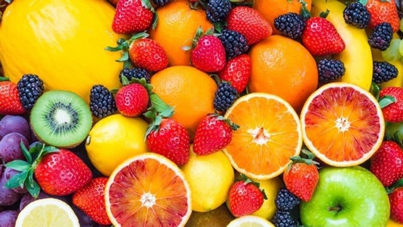Why fruits should not be eaten with meals, as per Ayurveda