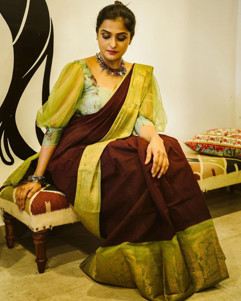 actress ramya nambeesan latest pattu saree cute photo gallery