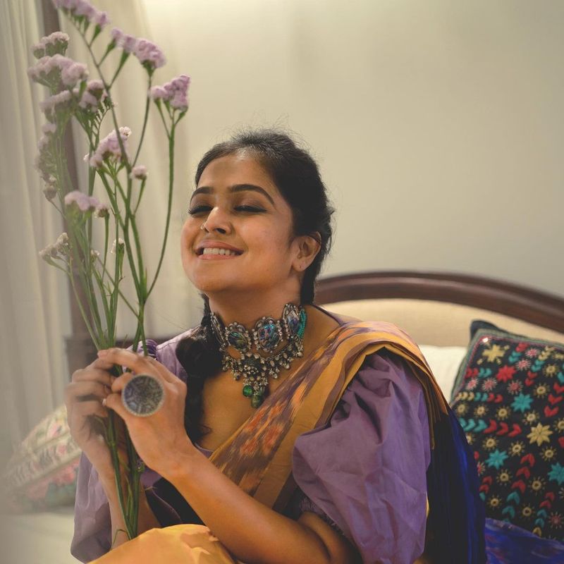 actress ramya nambeesan latest pattu saree cute photo gallery