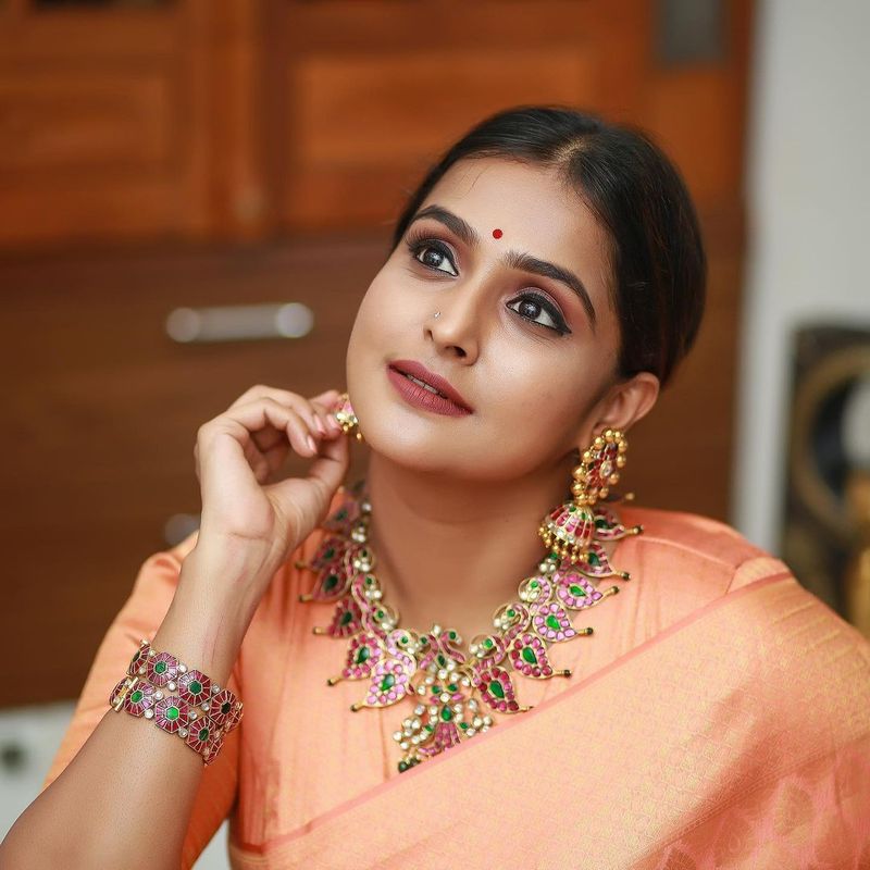 actress ramya nambeesan latest pattu saree cute photo gallery
