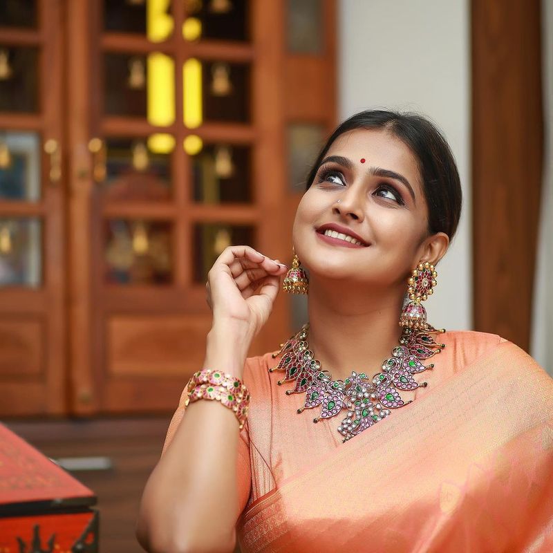 actress ramya nambeesan latest pattu saree cute photo gallery