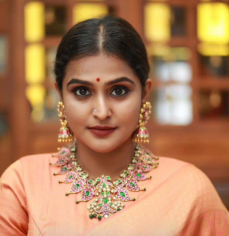 actress ramya nambeesan latest pattu saree cute photo gallery