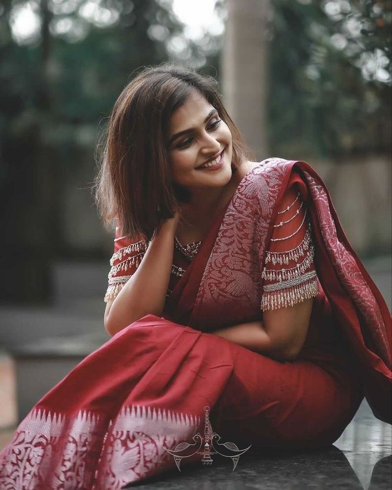 actress ramya nambeesan latest pattu saree cute photo gallery