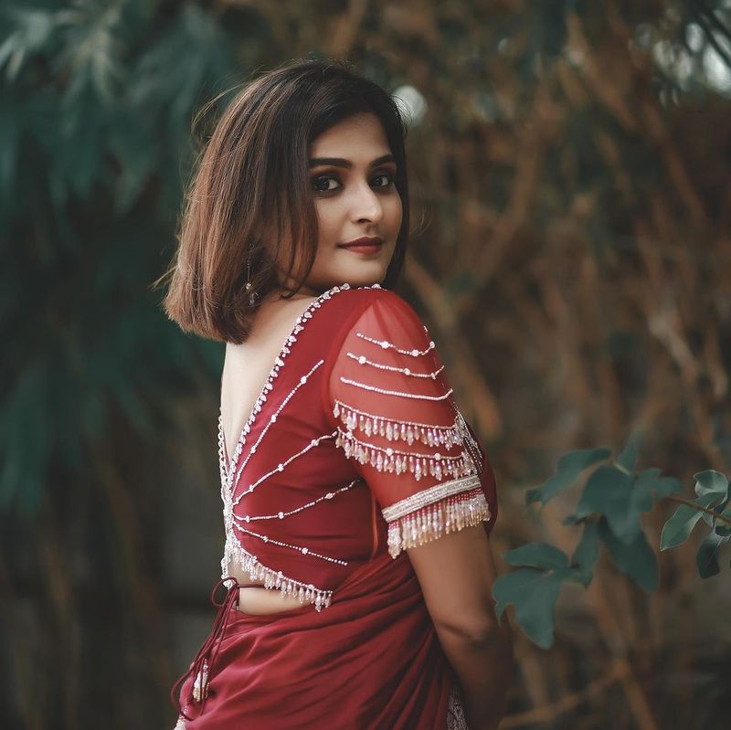 actress ramya nambeesan latest pattu saree cute photo gallery