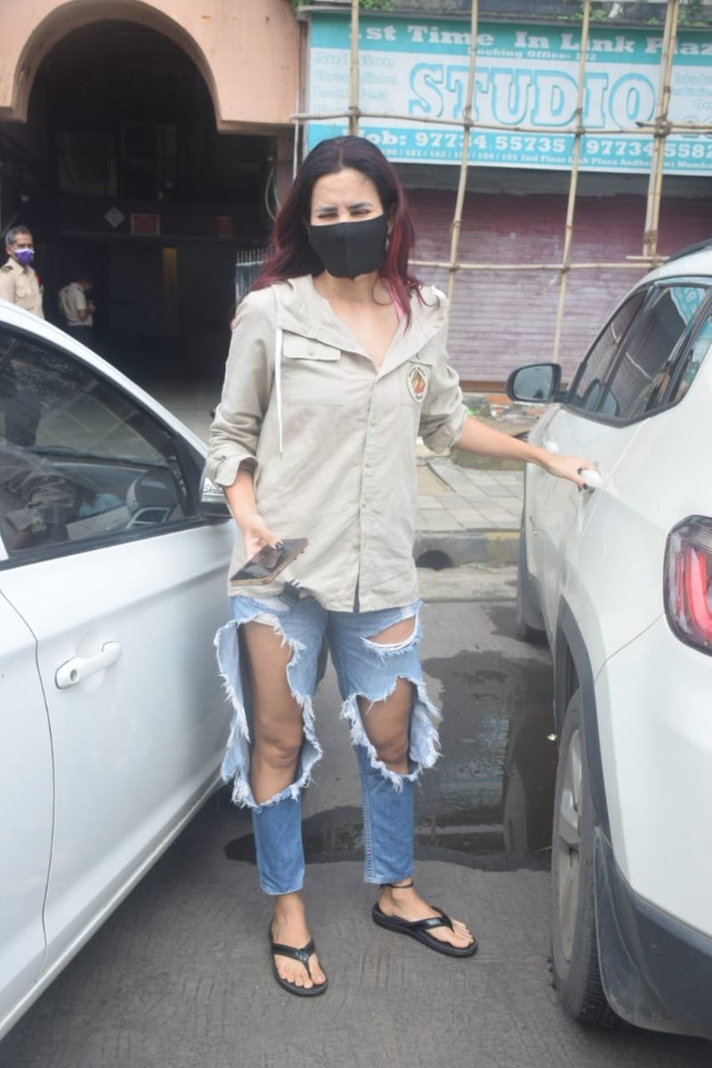 sonnalli seygall latest bandra visit photo viral to watch
