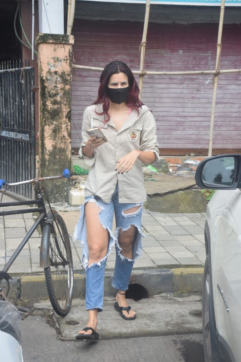 sonnalli seygall latest bandra visit photo viral to watch