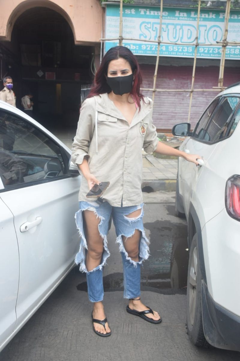 sonnalli seygall latest bandra visit photo viral to watch