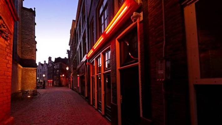 Twin sisters Louise and Martine Fokken life in red street Twin sisters Louise and Martine Fokken life in red street