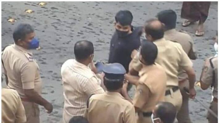 police arrested Auto driver for not wearing uniform police arrested Auto driver for not wearing uniform