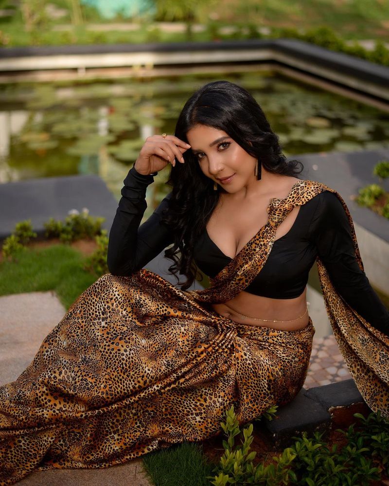 actress sakshi agarwal latest overload hot saree photo gallery