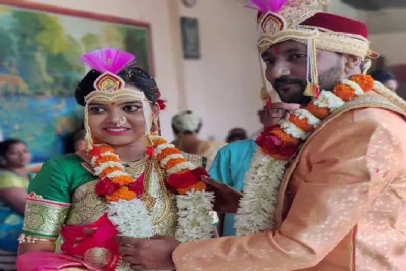 maharashtra heavy rain and floods couple get married wedding ceremony on boat sangli kolhapur kpr