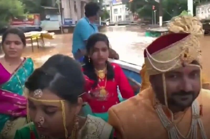 maharashtra heavy rain and floods couple get married wedding ceremony on boat sangli kolhapur kpr