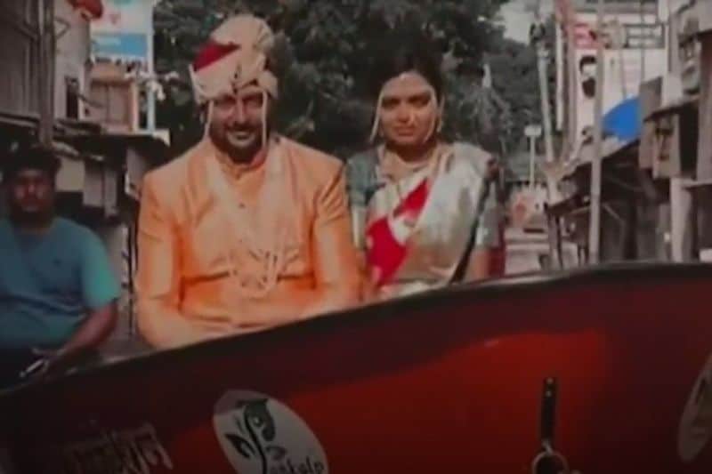 maharashtra heavy rain and floods couple get married wedding ceremony on boat sangli kolhapur kpr