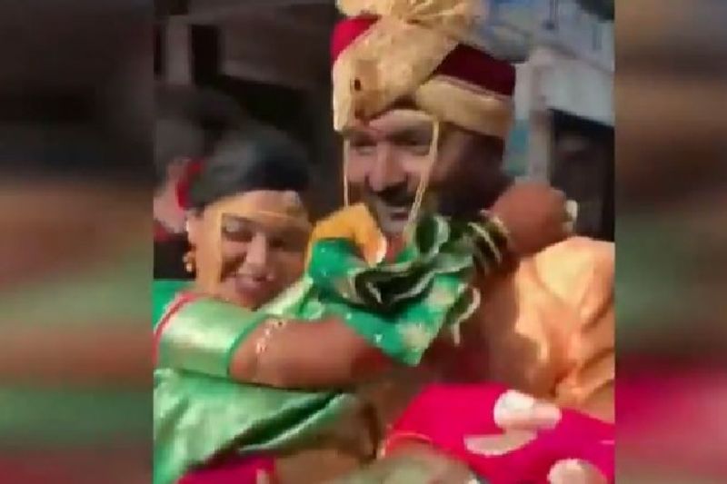 maharashtra heavy rain and floods couple get married wedding ceremony on boat sangli kolhapur kpr
