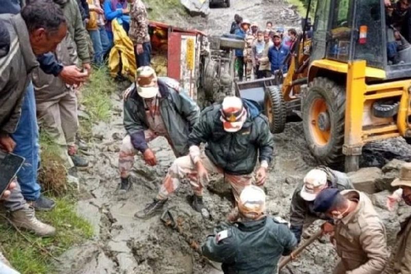 himachal pradesh news heavy rain alert forecast up girl vineta chadhary drowned in kullu flash flood kpr