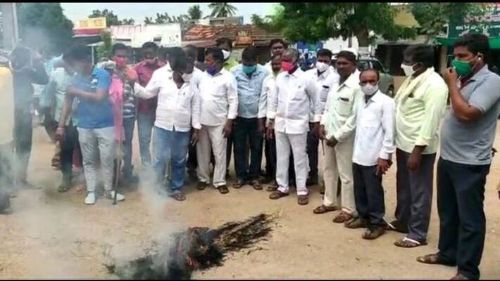 etela rajender brother in law whatsapp chat issue... huzurabad dalits protest akp etela rajender brother in law whatsapp chat issue... huzurabad dalits protest akp