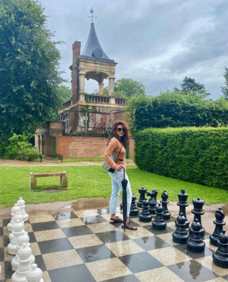Pics From Priyanka Chopras London Summer Photo Dump Are All Things Wow dpl