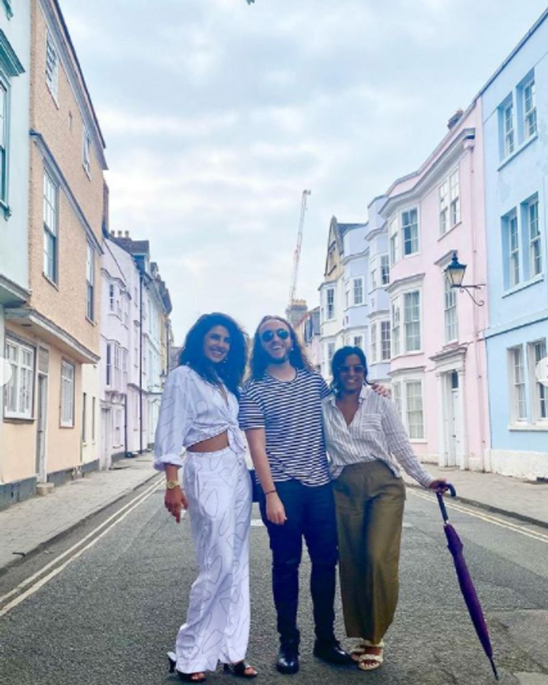 Pics From Priyanka Chopras London Summer Photo Dump Are All Things Wow dpl