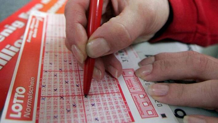 US Woman Wins Huge Lottery Prize after Missing Her Flight snr US Woman Wins Huge Lottery Prize after Missing Her Flight snr