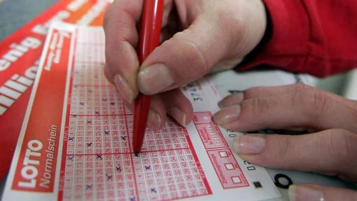 Oblivious woman carried Rs 290 cr winning lottery ticket in her purse for nearly 6 weeks - bsb Oblivious woman carried Rs 290 cr winning lottery ticket in her purse for nearly 6 weeks - bsb