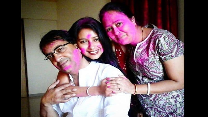 balika vadhu actress pratyusha banerjee parents facing financial problem while fighting legal battle for daughter KPJ