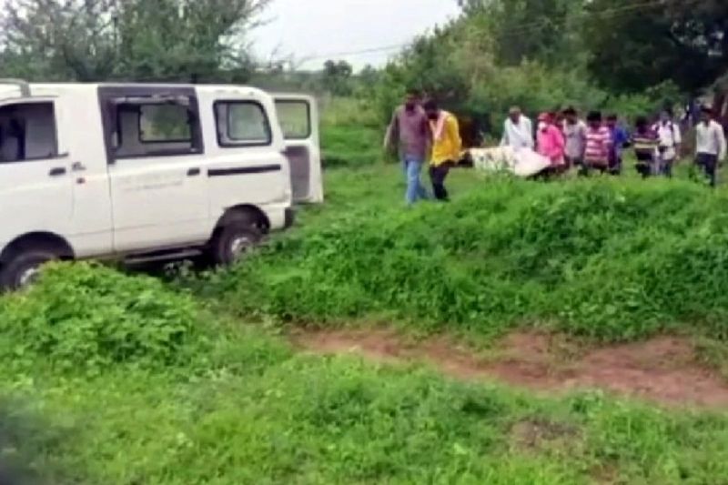 madhya pradesh news former national football player commits suicide put petrol in the field in khargone kpr