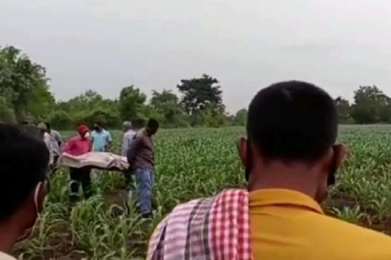 madhya pradesh news former national football player commits suicide put petrol in the field in khargone kpr