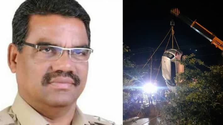 car fallen in Open well taken out by police in karimnagar district ksp car fallen in Open well taken out by police in karimnagar district ksp