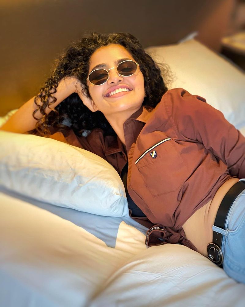heorin anupama parameswaran bold attempt shares her bed room photos ksr