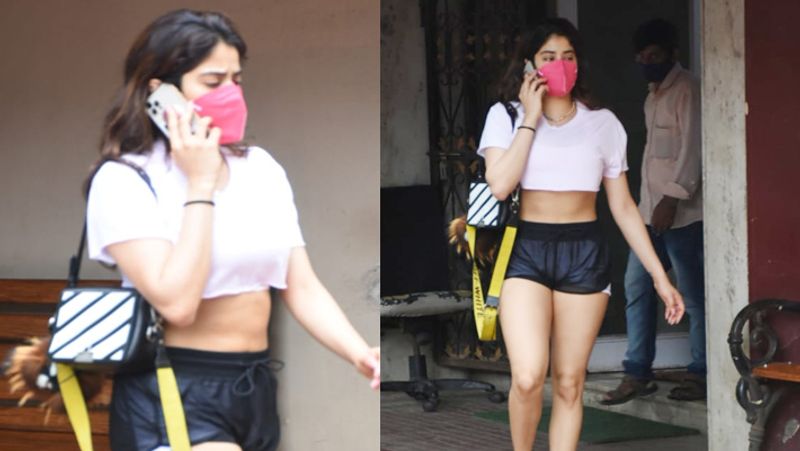 malaika arora reached airport in boyfriend arjun kapoor car, actress look goes viral on social media