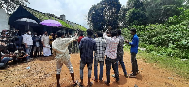 invitation to movie for the children who took the viral video from Rajaji Nagar thiruvananthapuram