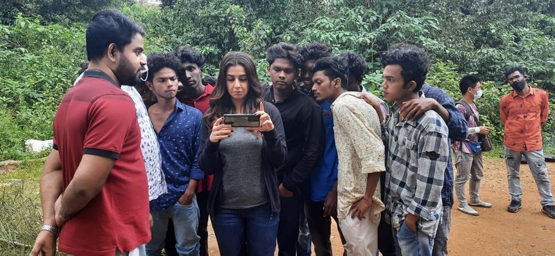 invitation to movie for the children who took the viral video from Rajaji Nagar thiruvananthapuram