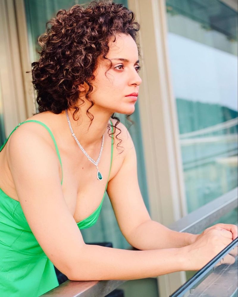 kangana ranaut sizzles in hot cleavage show her latest photo set fire to internet ksr