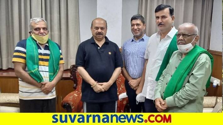 kuruburu shantakumar meets CM Basavaraj bommai in delhi snr kuruburu shantakumar meets CM Basavaraj bommai in delhi snr
