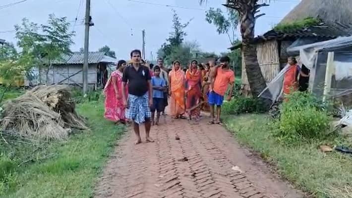woman beaten by villagers on the allegation of extra marital affair bmm woman beaten by villagers on the allegation of extra marital affair bmm