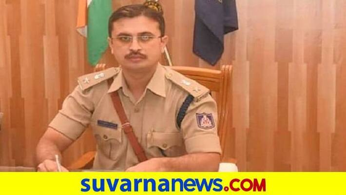 Belagavi City DCP Dr Vikram Amathe Help to Blind Man grg Belagavi City DCP Dr Vikram Amathe Help to Blind Man grg