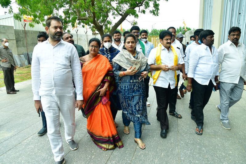 tdp leader vangalapudi anitha arrested at telugu desam party head office in mangalagiri ksp