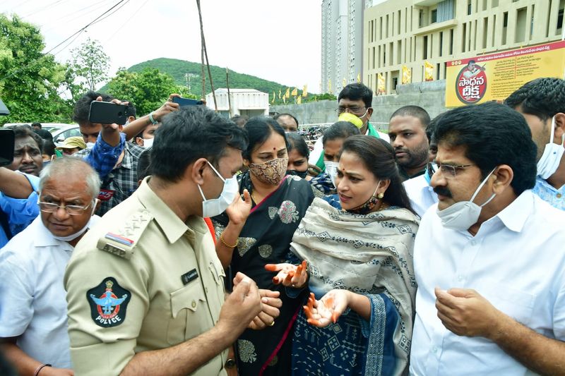 tdp leader vangalapudi anitha arrested at telugu desam party head office in mangalagiri ksp