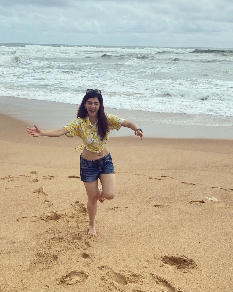 actress mehureen pirzada latest hot photo gallery