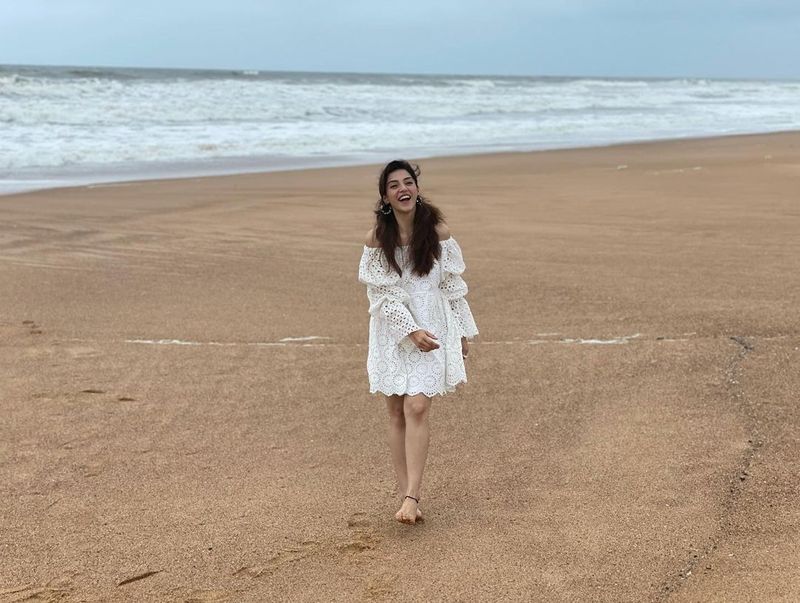 actress mehureen pirzada latest hot photo gallery