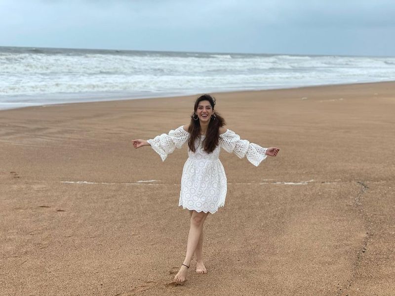 actress mehureen pirzada latest hot photo gallery