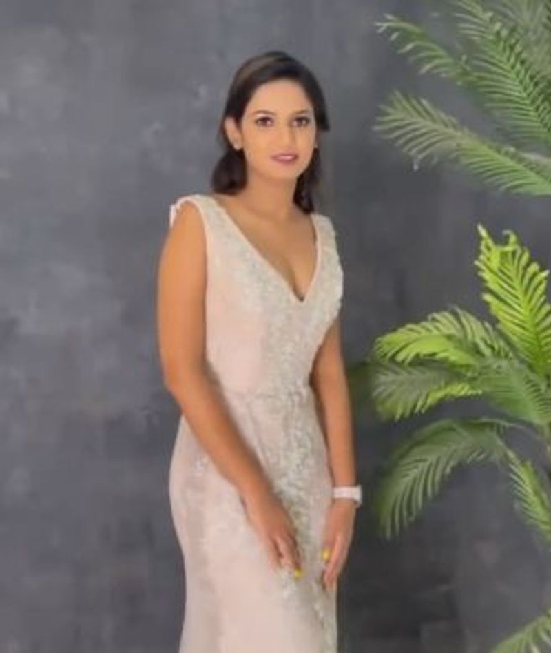 biggboss beauty ariyana glory mind block with hottest photo shoot viral