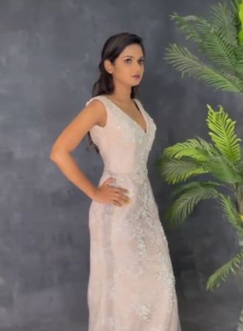 biggboss beauty ariyana glory mind block with hottest photo shoot viral