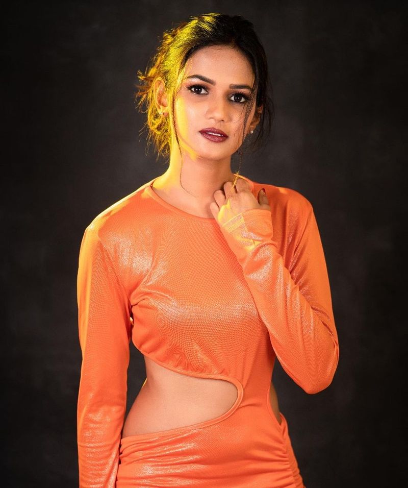biggboss beauty ariyana glory mind block with hottest photo shoot viral